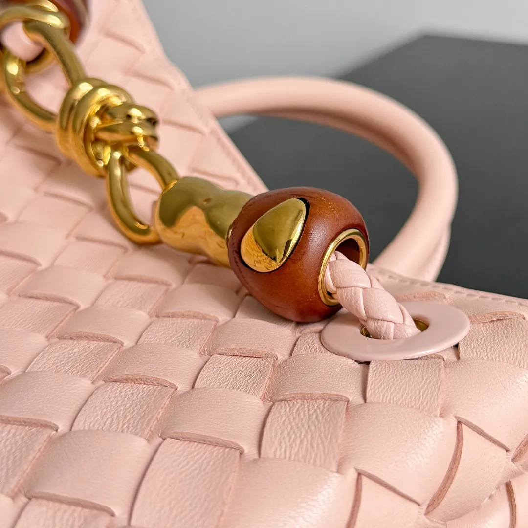 The new Andiamo batch of 3060 BV is shipped‼ ️The classic intercciato weaving process is used to create a soft bag, the metal knot is made of micro-cast aluminum using jewelry technology🪢, and the decorative beads are made of metal and hand-polished oak, allowing you to jump repeatedly between elegance and fun💃, making it unpredictable. Classic and versatile, it shows off your temperament, and the bag has a large capacity, making it very convenient for daily commuting! It has a variety of carrying methods, the shoulder straps can be adjusted by yourself, the original lambskin feels soft and delicate, and the unisex style breaks gender boundaries and brings a more practical and long-lasting use experience. The Andiamo, which has both elegant and casual styles, perfectly interprets the "fashionable old money style". Style number: 743568+wood hardware Color: Lotus root powder Size: 25*22*10.5cm